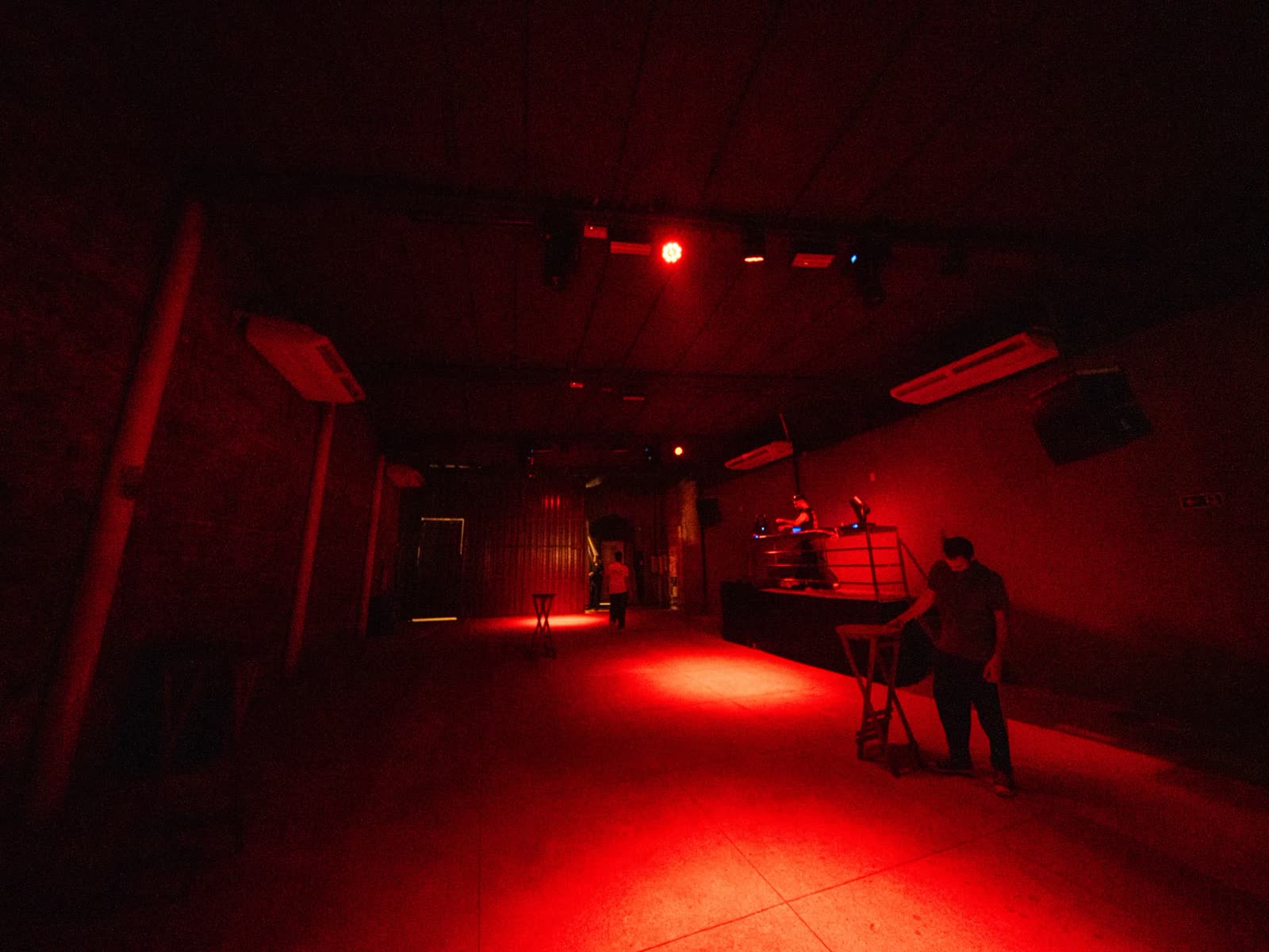Pista de dança iluminada em vermelho
